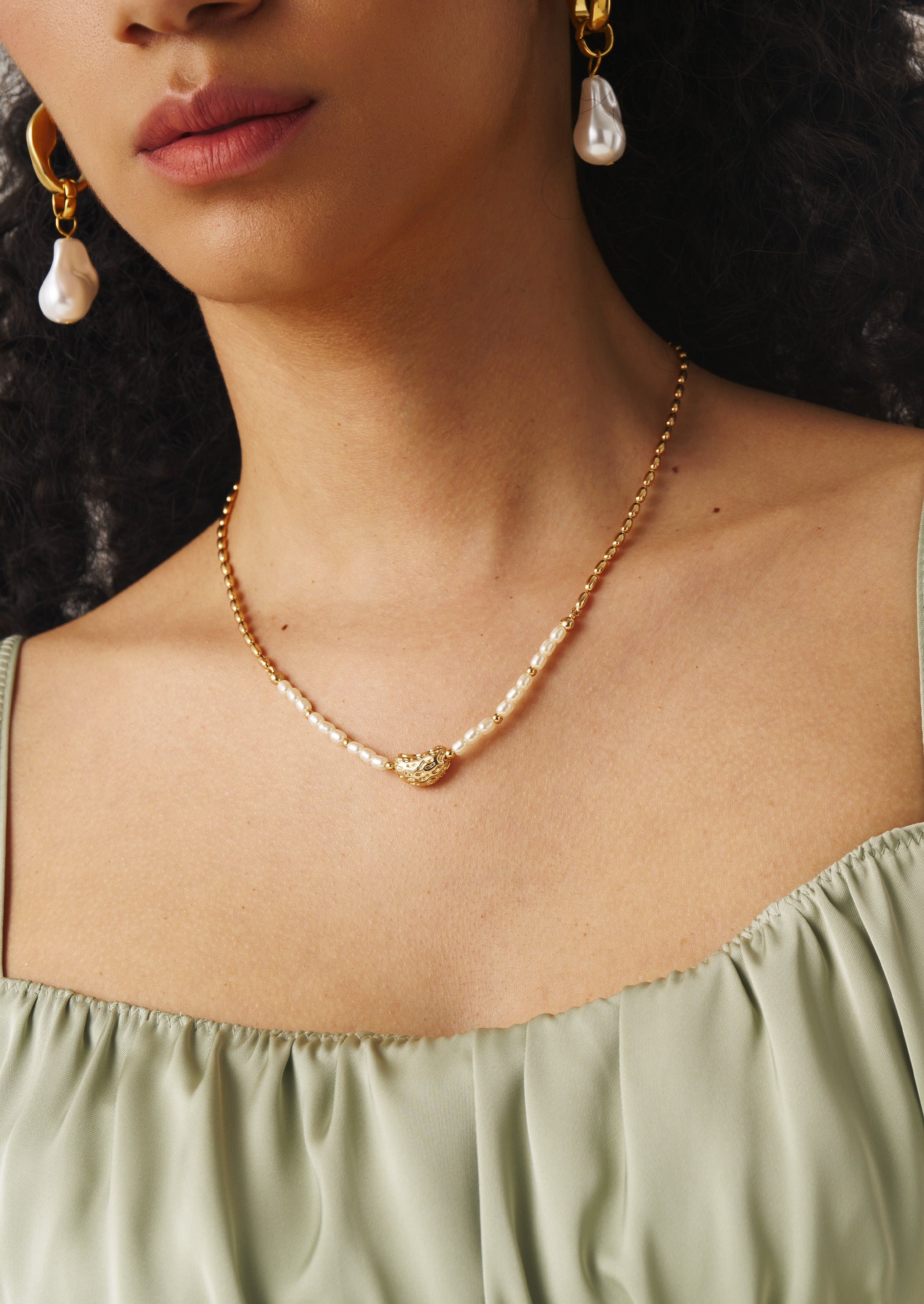 Elegant Pearl Gold Necklace