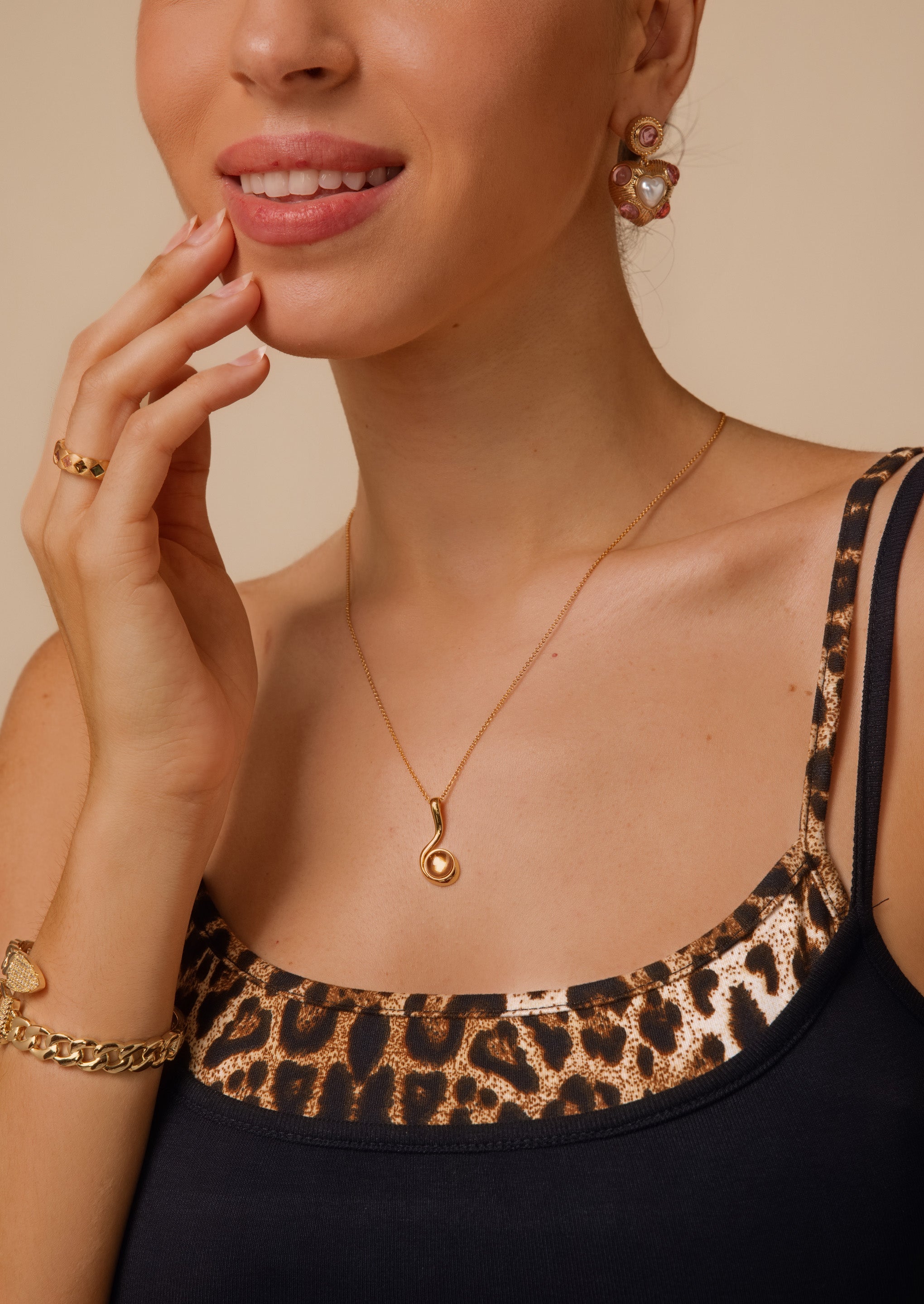 Curve Pendant Necklace