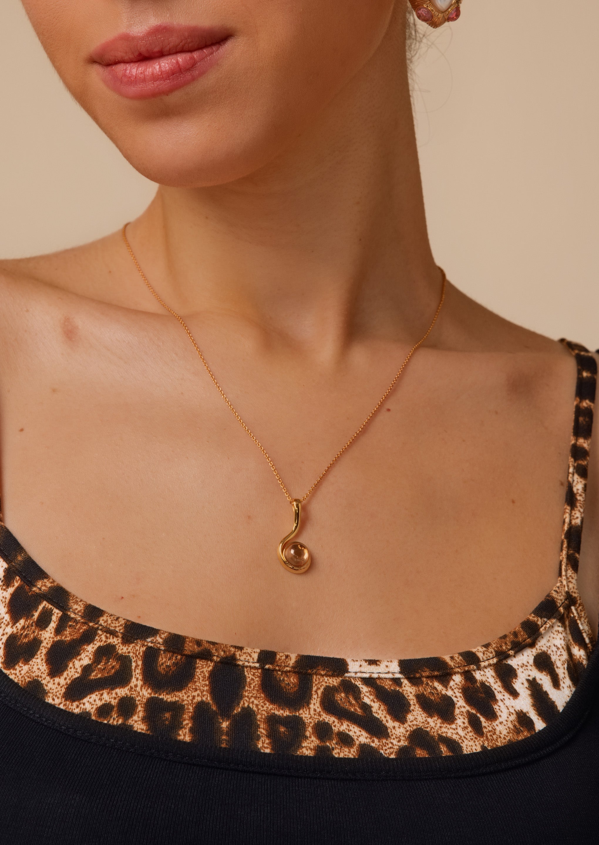 Curve Pendant Necklace